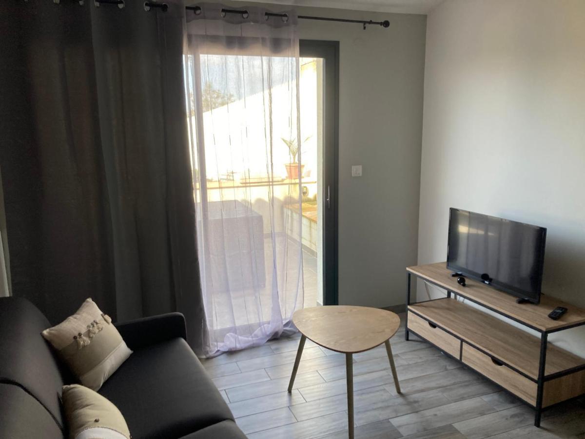 Studio Meuble Du Bourg Puymiclan ภายนอก รูปภาพ