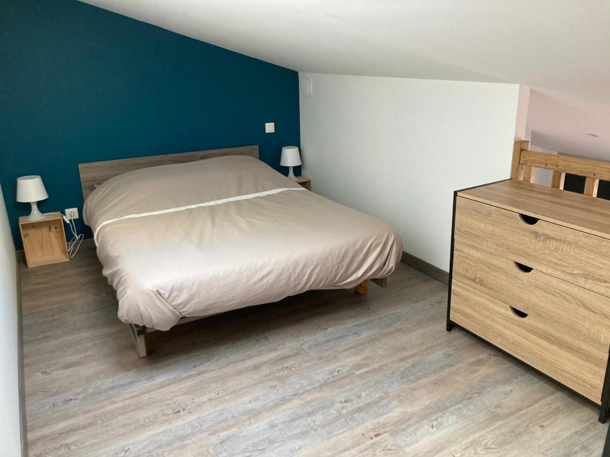 Studio Meuble Du Bourg Puymiclan ภายนอก รูปภาพ